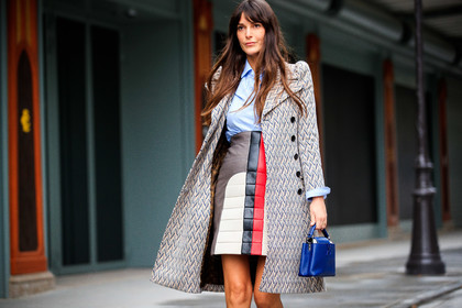 leia sfez, light blue shirt, beige coat, geometrical printed coat, striped skirt, white leather skirt, red leather skirt, black leather skirt, blue leather bag, quilted skirt, hand bag, louis vuitton bag, louis vuitton coat, louis vuitton skirt, louis vuitton total look, PARIS, PFW, fashion week, frenchystyle, FW, jonathan paciullo, street style, SPRING SUMMER 2021, SS 21, horizontal, atmosphere details, detail