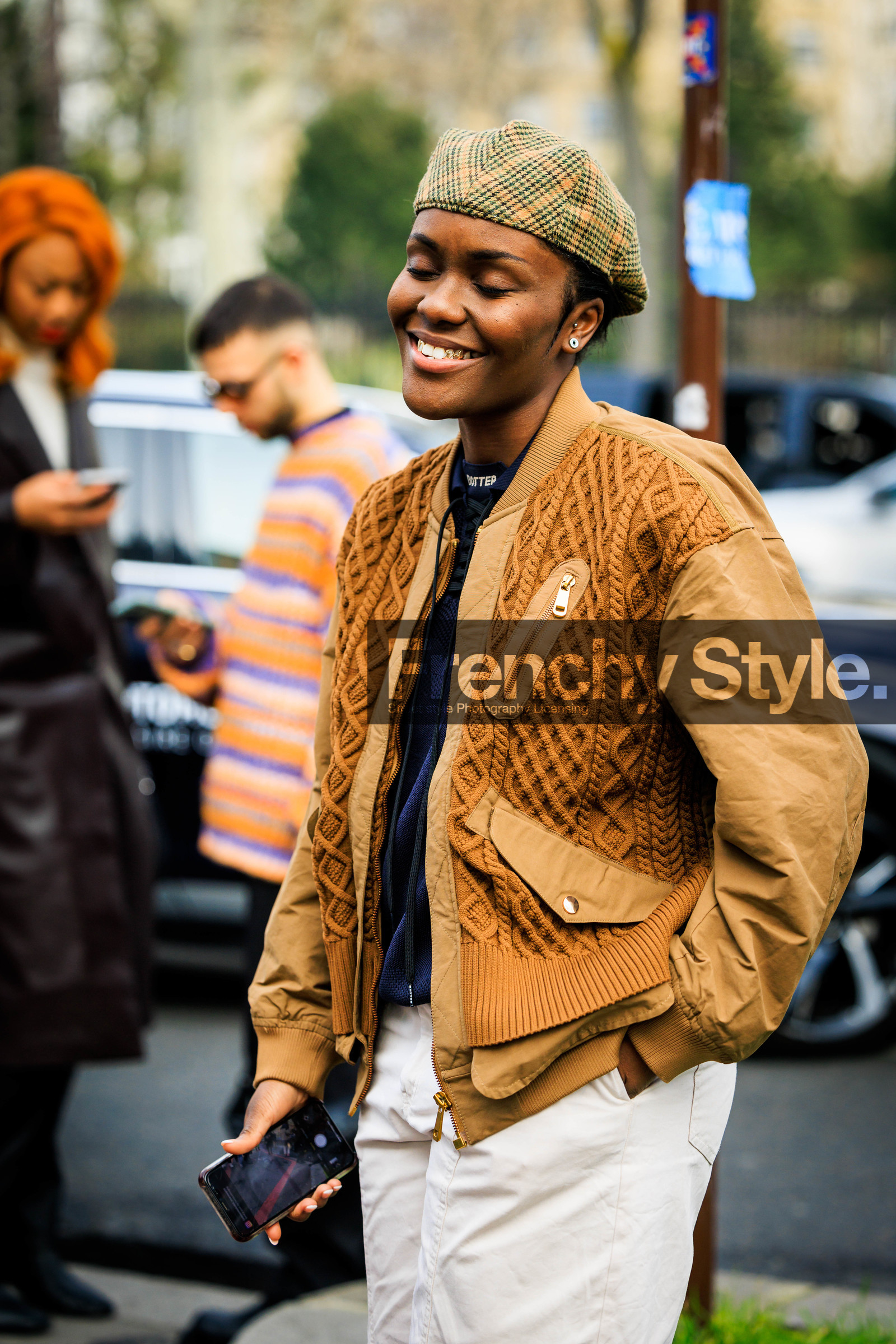 beanie, plaid beanie, bomber jacket, knitted bomber jacket, black tshirt, white pands, stud earrings, iphone, fashion week, frenchystyle, FW, jonathan paciullo, street style, AUTUMN WINTER 2022-2023, FALL WINTER 2022_2023, FW 22-23, PFW, PARIS, vertical, detail, camel jacket, camel bomber jacket