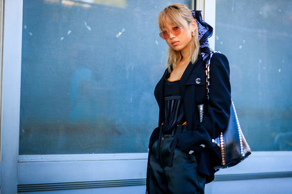 atmosphere details, black bag, black bandana, black jacket, black pants, black top, blazer, detail, fashion week, frenchystyle, FW, graphic bag, horizontal, jonathan paciullo, leather bag, Margaret Zhang, NEW YORK, NYFW, SPRING SUMMER 2018, SS 18, street style, sunglasses, tone on tone, total look black, trousers