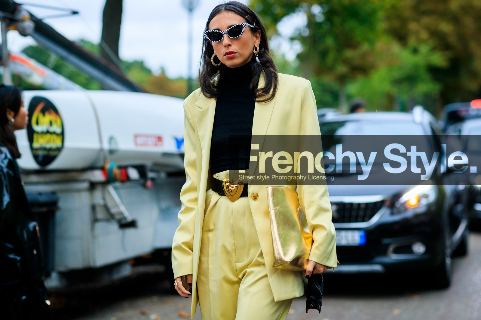 black and white sunglasses, butterfly sunglasses, checked sunglasses, black top, turtleneck top, light yellow jacket, light yellow pants, light yellow suit, satin jacket, satin pants, satin suits, black leather belt, golden buckle belt, strassed earrings, pearl earrings, dangling earrings, fashion week, frenchystyle, FW, jonathan paciullo, street style, SPRING SUMMER 2020, SS 20, PFW, PARIS, horizontal, atmosphere details, detail