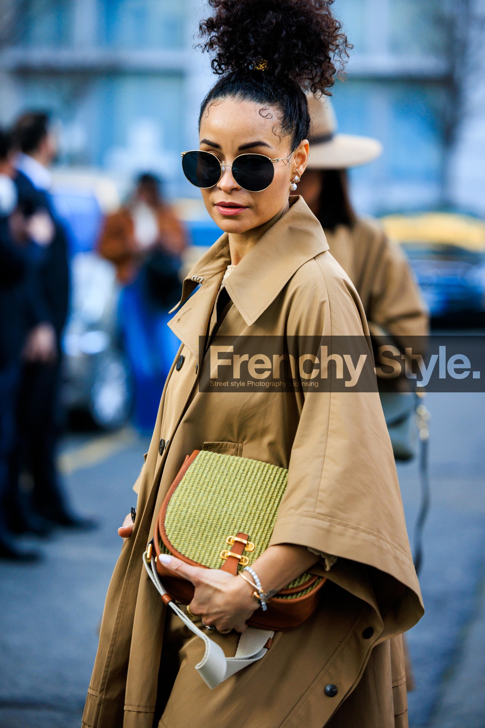 buttoned trench, black round glasses, braided pony tail, afro hair, asymetrical trench, leather handbag, camel trench, knitted handbag: close up, street style, jonathan paciullo, FW, frenchystyle, fashion week, MFW, MILAN, FALL WINTER 2022_2023, AUTUMN WINTER 2022-2023, FW 22-23, vertical, atmosphere details