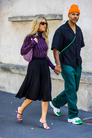 beanie, bicolor bag, black shirt, black skirt, couple, duo, Emiili Sindlev, fluid skirt, green pants, jacquard bag, Mads Emil Grove Moller, menswear, orange beanie, pink bag, prada bag, prada look, print, printed bag, purple mules, purple sandals, purple turtleneck, sneakers, sunglasse, fashion week, frenchystyle, FW, jonathan paciullo, street style, SPRING SUMMER 2022, SS 22, MFW, MILAN, vertical, full length