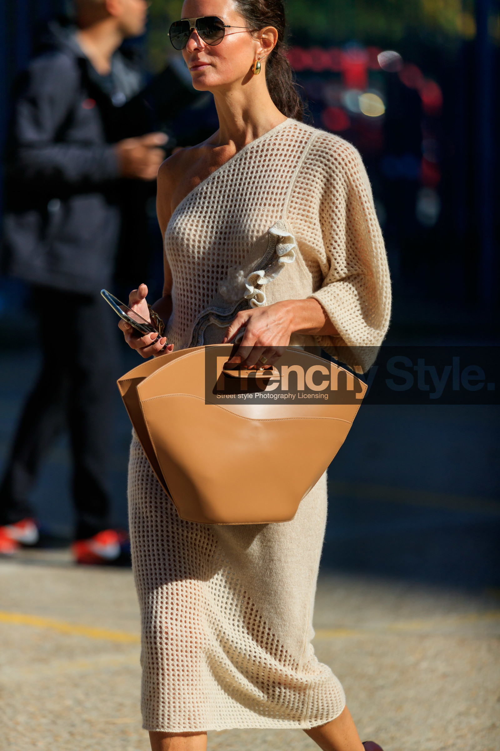 givenchy sunglasses, metalic frame sunglasses, knit dress, knitwear, white dress, mid long dress, beige leather bag, hand bag, hoop earrings, golden earrings, asymmetrical dress, fashion week, frenchystyle, FW, jonathan paciullo, street style, vertical, detail, atmosphere details