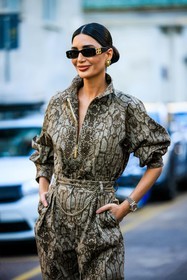 Balenciaga sunglasses, black sunglasses, black boots, leather boots, watch, studs earrings, pearl sutds, close up, silver chain belt, animal print shirt, animal print pants, snake pants, snake zipped shirt, higwaist pants, animal print look, fashion week, frenchystyle, FW, jonathan paciullo, street style, MFW, MILAN, FALL WINTER 2022_2023, AUTUMN WINTER 2022-2023, FW 22-23, vertical, atmosphere details