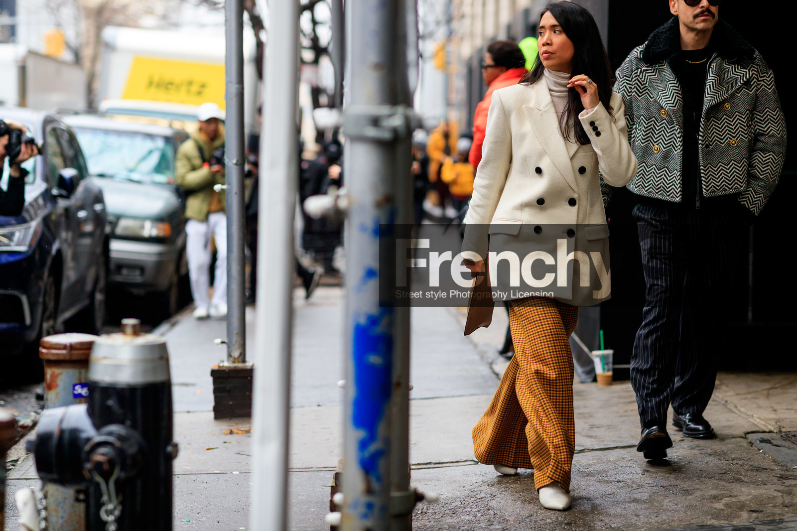 white jacket, checked pants, camel pants, loewe clutch, beige leather clutch, fashion week, frenchystyle, FW, jonathan paciullo, street style, NYFW, NEW YORK, AUTUMN WINTER 2020-2021, FALL WINTER 2020-2021, FW 20-21, horizontal, atmosphere details, full length