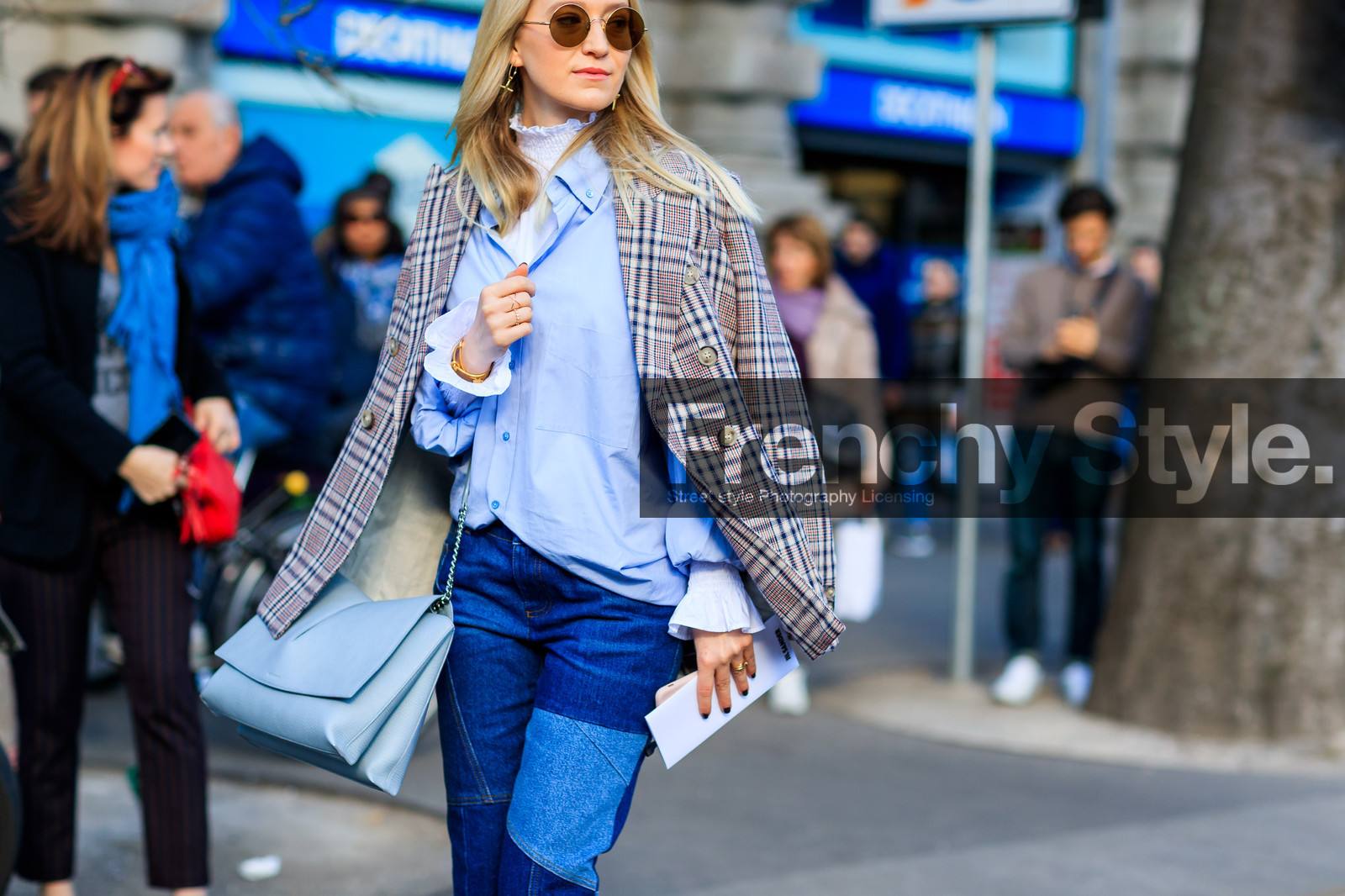 atmosphere details, AUTUMN WINTER 2017-2018, AW 17-18, blue bag, blue denim, blue shirt, checked jacket, denim pants, detail, FALL WINTER 2017-2018, fashion week, frenchystyle, FW, FW 17-18, graphic jacket, horizontal, jeans, jil sander, jonathan paciullo, leather bag, MFW, MILAN, over the shoulder, plaid, printed jacket, street style, sunglasses, trousers, white shirt
