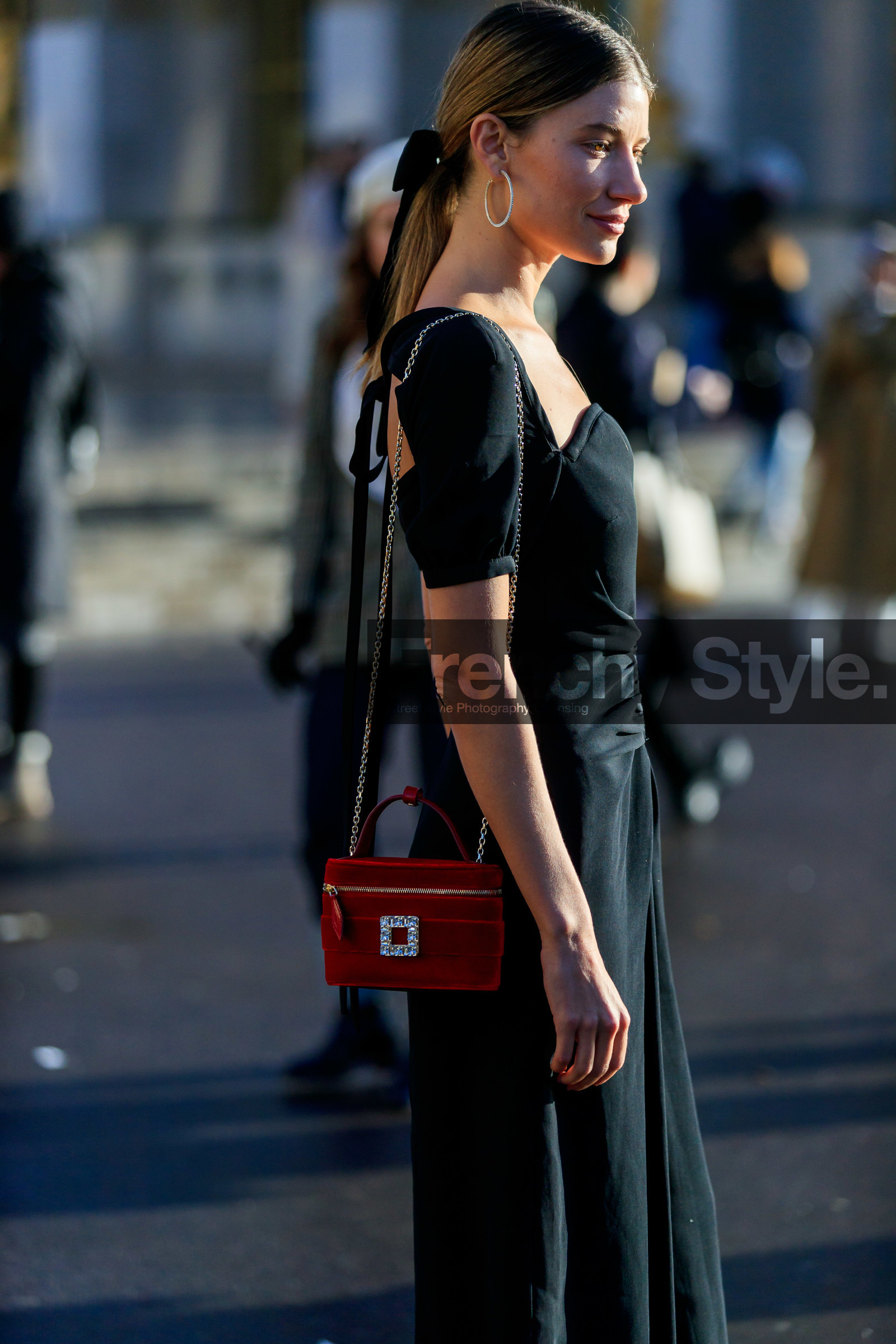 black dress, short sleeves dress, corset dress, low necked dress, drape dress, long dress, shoulder bag, burgundy bag, burgundy leather bag, suede bag, animal skin bag, strassed bag, roger vivier bag, hoop earrings, diamond earrings, fashion week, frenchystyle, FW, jonathan paciullo, street style, PFW, PARIS, AUTUMN WINTER 2020-2021, FALL WINTER 2020-2021, FW 20-21, vertical, atmosphere details, detail