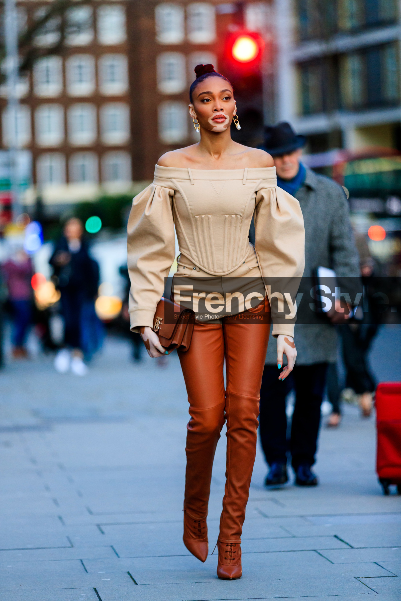 model, winnie harlow, beige pants, beige blouse, beige top, half soulder top, half shoulder blouse, balloon sleeves, corset top, high boots, camel leather boots, brown leather bag, brown leather boots, dangling earrings, golden earrings, pearl earrings, burberry bag, brown leather pants, fashion week, frenchystyle, FW, jonathan paciullo, street style, LFW, LONDON, AUTUMN WINTER 2020-2021, FALL WINTER 2020-2021, FW 20-21, vertical, full length