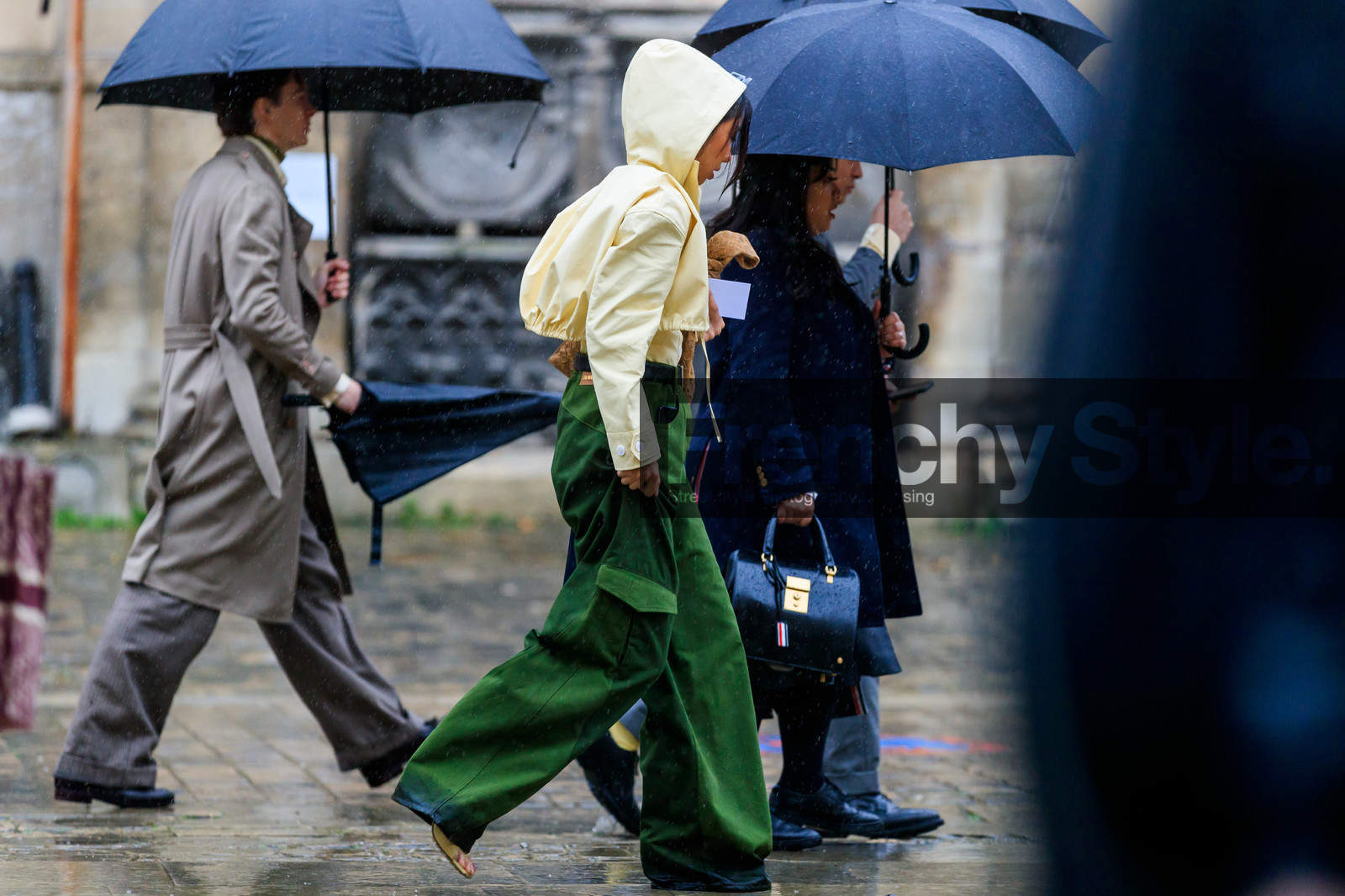 light yellow hoodie, light yellow raincoat, raincoat, cropped jacket, cropped hoodie, green pants, high waist pants, oversize pants, jacquemus pants, kaki pants, fashion week, frenchystyle, FW, jonathan paciullo, street style, PFW, PARIS, horizontal, atmosphere details, detail