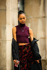 knitted top, burgundy top, turtleneck, tank top, knitwear, silver necklace, charm necklace, flower trousers, printed trousers, black trousers, black totebag, black coat, model, street style, jonathan paciullo, FW, frenchystyle, fashion week, AUTUMN WINTER 2022-2023, FALL WINTER 2022_2023, FW 22-23, PFW, PARIS, vertical, detail