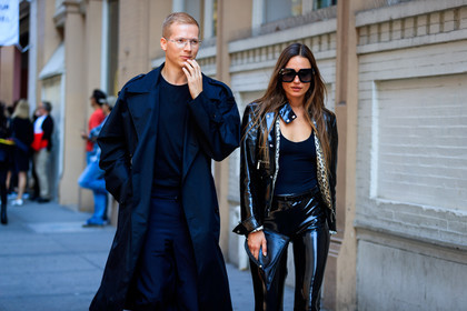 atmosphere details, black bag, black coat, black jacket, black pants, black t shirt, black tank top, detail, fashion week, frenchystyle, FW, horizontal, jonathan paciullo, leather bag, leather jacket, leather pants, NEW YORK, NYFW, SPRING SUMMER 2018, SS 18, street style, sunglasses, tone on tone, total look black, trench coat, trousers, varnished leather shoes, vinyl
