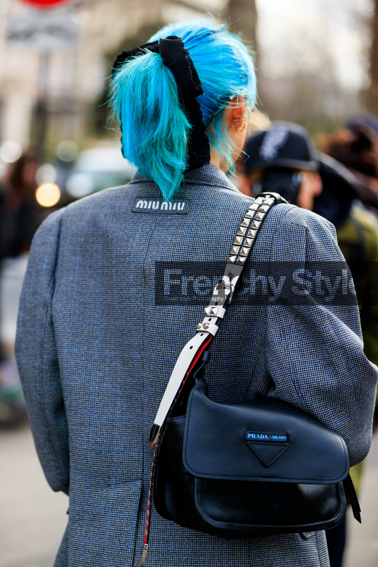 margaret zhang, blue hair, dyed hair, checked jacket, grey jacket, prada bag, studs strap bag, shoulder bag, black leather bag, miu miu jacket, blue jacket, back details, bag detail, close up detail, fashion week, frenchystyle, FW, jonathan paciullo, street style, PFW, PARIS, vertical, atmosphere details, detail