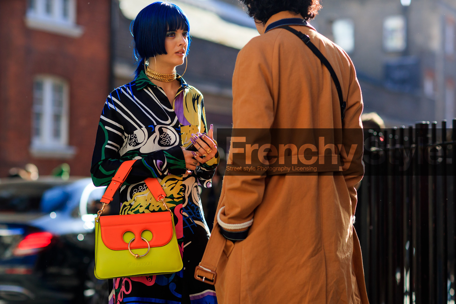 blue hair, choker, drawings, dyed hair, earrings, graphic dress, jw anderson, leather bag, multicolor dress, necklace, printed dress, yellow bag, street style, jonathan paciullo, FW, frenchystyle, fashion week, LFW, LONDON, AUTUMN WINTER 2018-2019, AW 18-19, FALL WINTER 2018-2019, FW 18-19, horizontal, atmosphere details, detail, sita abellan