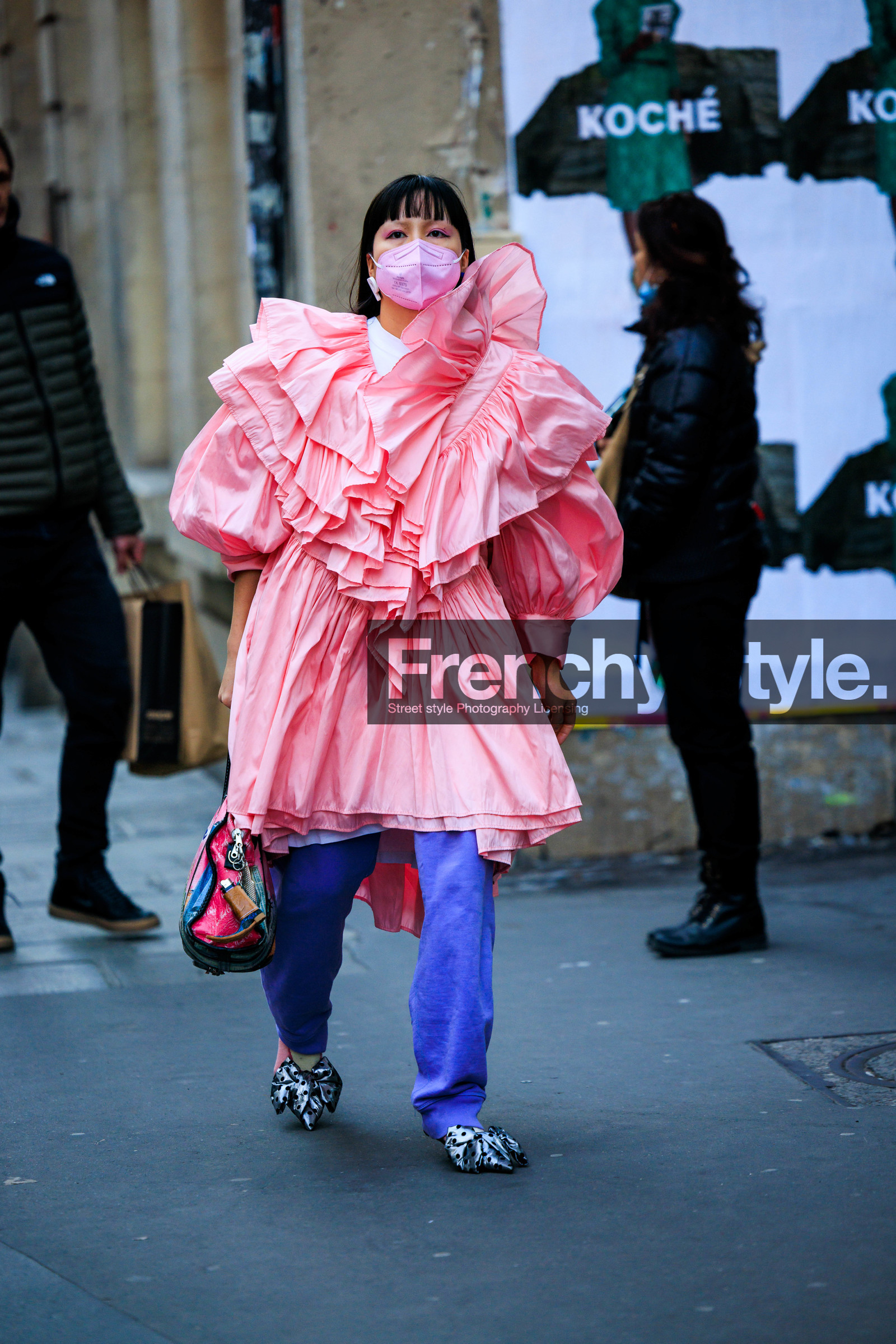 ruffle dress, pink dress, purple pants, pink mask, multicolor handbag, letter earrings, dotts slingback, white shoes, bow shoes, fashion week, frenchystyle, FW, jonathan paciullo, street style, AUTUMN WINTER 2022-2023, FALL WINTER 2022_2023, FW 22-23, PFW, PARIS, vertical, full length