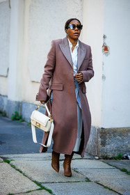 fendi handbag, white handbag, baguette fendi bag, tortoise sunglasses, purple coat, leather collar coat, long coat, white shirt, white pants, golden choker, brown boots, heeled boots, fashion week, frenchystyle, FW, jonathan paciullo, street style, MFW, MILAN, FALL WINTER 2022_2023, AUTUMN WINTER 2022-2023, FW 22-23, vertical, full length