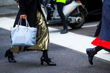 atmosphere details, AUTUMN WINTER 2016-2017, AW 16-17, black coat, black shoes, detail, FALL WINTER 2016-2017, fashion week, frenchystyle, FW, FW 16-17, glitter, golden skirt, gucci, horizontal, jonathan paciullo, leather bag, leather shoes, LFW, LONDON, long skirt, MENSWEAR, metallic skirt, shiny skirt, street style, varnished leather, varnished leather shoes, white bag