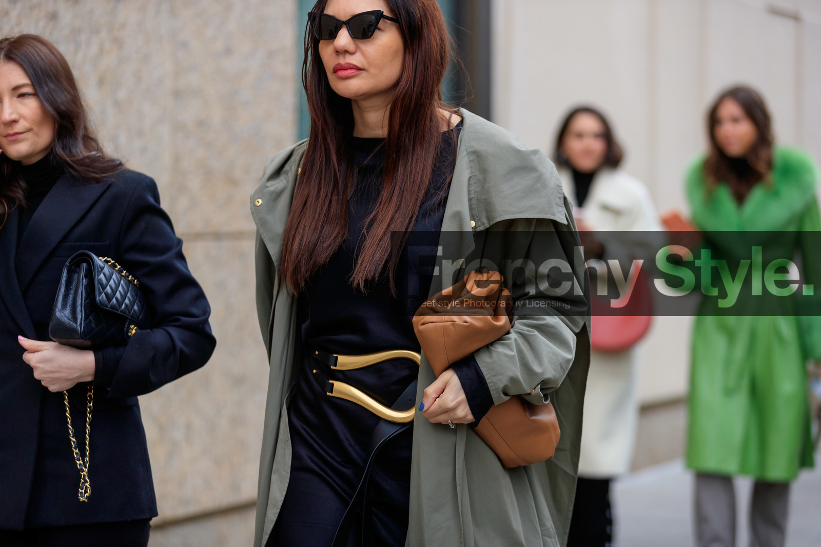 kaki jacket, black dress, black leather belt, bottega veneta belt, big belt, golden buckle belt, camel leather clutch, camel leather bag, bottega veneta bag, black sunglasses, butterfly sunglasses, belted dress, fashion week, frenchystyle, FW, jonathan paciullo, street style, NYFW, NEW YORK, AUTUMN WINTER 2020-2021, FALL WINTER 2020-2021, FW 20-21, horizontal, atmosphere details, detail