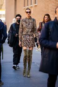 animal print look, leopard print skirt, mini skirt, leopard print jacket, leopard print boots, highknee boots, dark sunglasses, black handbag, crossbody bag, chain crossbody, animal print skirt, animal print, jacket, Alina Baikova, fashion week, frenchystyle, FW, jonathan paciullo, street style, MFW, MILAN, FALL WINTER 2022_2023, AUTUMN WINTER 2022-2023, FW 22-23, vertical, full length