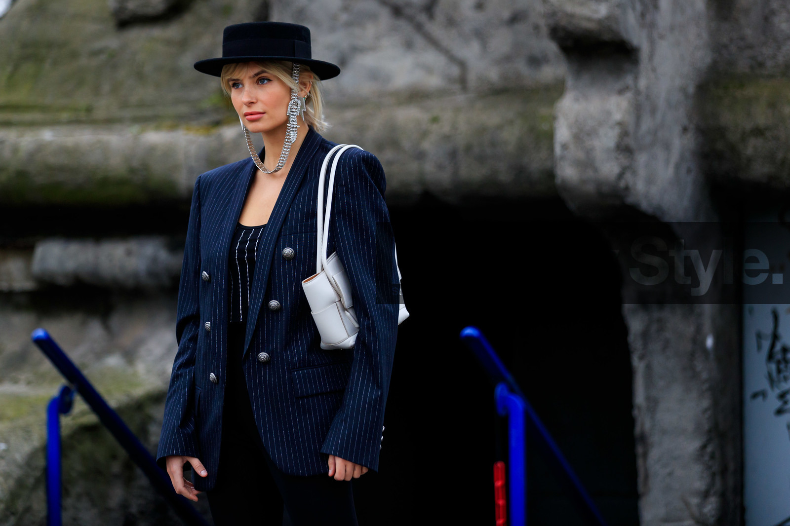 black hat, black pants, black top, navy blue jacket, striped jacket, lurex jacket, silvered jacket, strapless top, strassed hat, strassed earrings, white leather bag, shoulder bag, bottega veneta bag, silvered earrings, dangling earrings, striped top, fashion week, frenchystyle, FW, jonathan paciullo, street style, PFW, PARIS, AUTUMN WINTER 2020-2021, FALL WINTER 2020-2021, FW 20-21, horizontal, detail, atmosphere details
