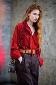 red blouse, brown pants, loose pants, lavalliere collar, camel leather belt, belted pants, brown leather bag, shoulder bag, animal skin bag, chloe bag, chloe blouse, chloe look, chloe pants, fashion week, frenchystyle, FW, jonathan paciullo, street style, PFW, PARIS, SPRING SUMMER 2021, SS 21, vertical, atmosphere details, detail