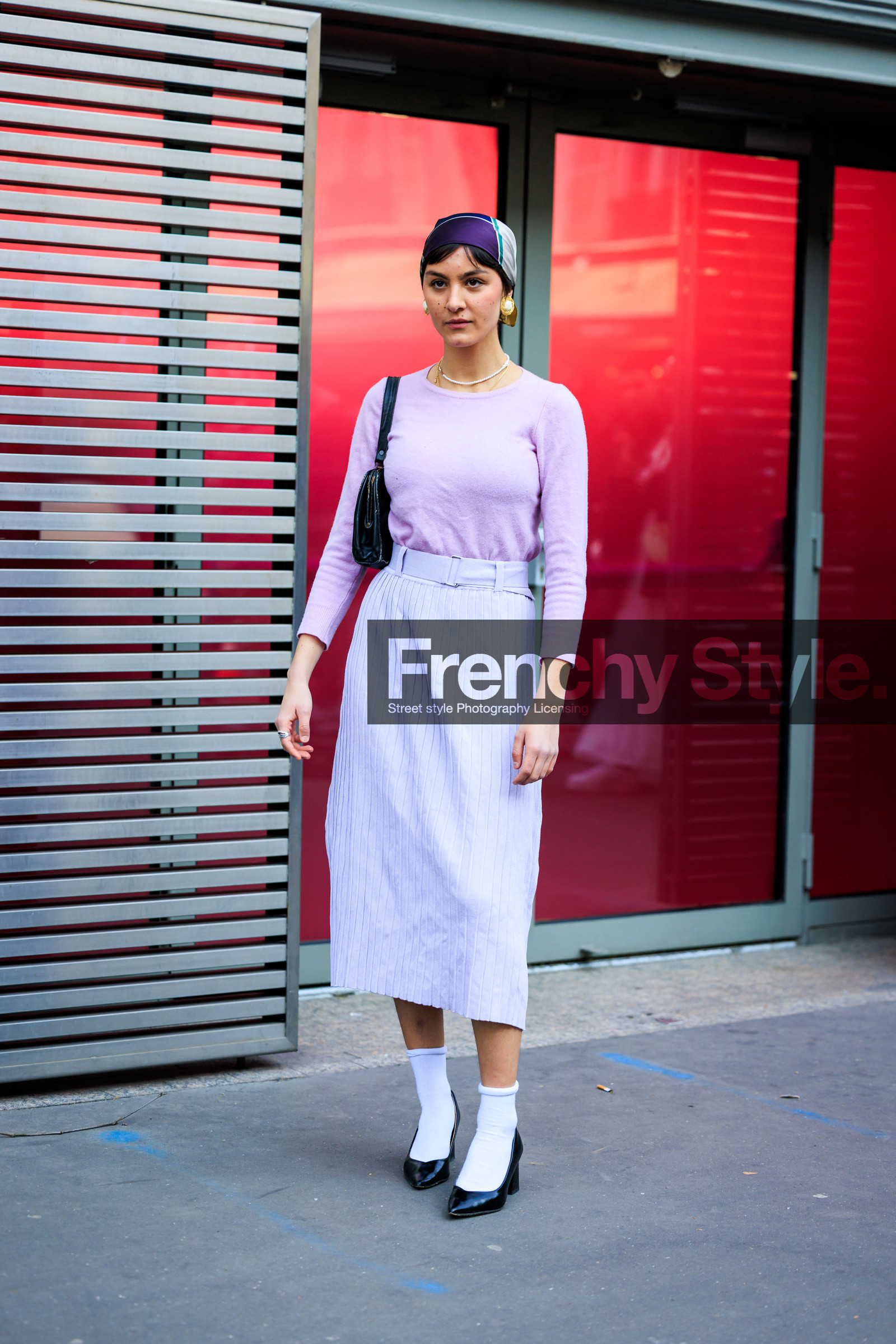 total lila look, purple scarf, printed scarf, lila shirt, light lila skirt, midi skirt, white socks, black heels, black stilettos, black handbag, pearl studs, pearl necklace, street style, jonathan paciullo, FW, frenchystyle, fashion week, AUTUMN WINTER 2022-2023, FALL WINTER 2022_2023, FW 22-23, PFW, PARIS, full length, vertical