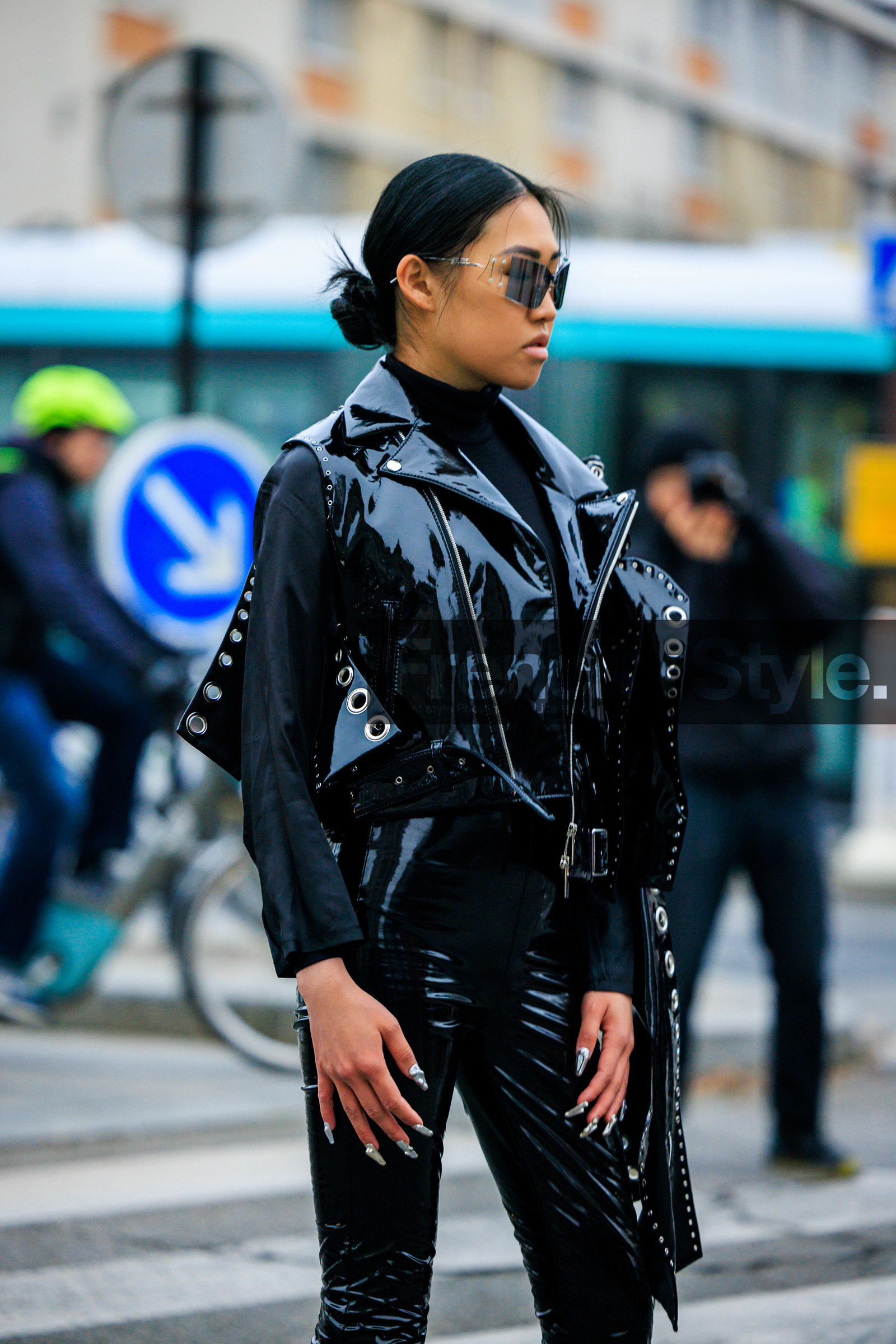 black sunglasses, pattent jacket, pattent pants, nail art, full black look, black top, total black look, fashion week, frenchystyle, FW, jonathan paciullo, street style, PARIS, PFW, SPRING SUMMER 2022, SS 22, atmosphere details, detail, vertical