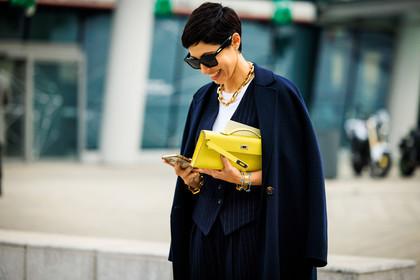 hermes clutch, yellow clutch, pencil bag, blue coat, blue striped vest, blue suit, full blue look, dark blue pants, white straight pants, black sunglasses, golden chain necklace, eye bracelets, golden bracelets, iphone, grey nails, short hair, white tshirt, street style, jonathan paciullo, FW, frenchystyle, fashion week, MFW, MILAN, FALL WINTER 2022_2023, AUTUMN WINTER 2022-2023, FW 22-23, horizontal, atmosphere details