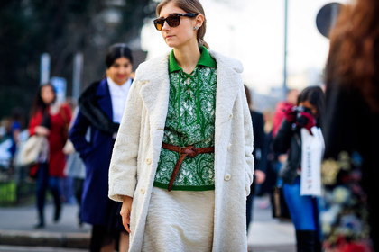 atmosphere details, AUTUMN WINTER 2017-2018, AW 17-18, beige coat, beige fur, brown belt, detail, FALL WINTER 2017-2018, fashion week, frenchystyle, Fur coat, FW, FW 17-18, green sweater, horizontal, jenny walton, jonathan paciullo, leather belt, MFW, MILAN, street style, sunglasses