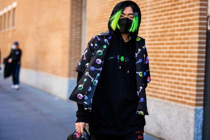 punk style, punk look, printed shirt, multicolor shirt, black hoodie, printed hoodie, dyed green hair, emo style, details, fashion week, frenchystyle, FW, jonathan paciullo, street style, MFW, MILAN, FALL WINTER 2022_2023, AUTUMN WINTER 2022-2023, FW 22-23, horizontal, atmosphere details