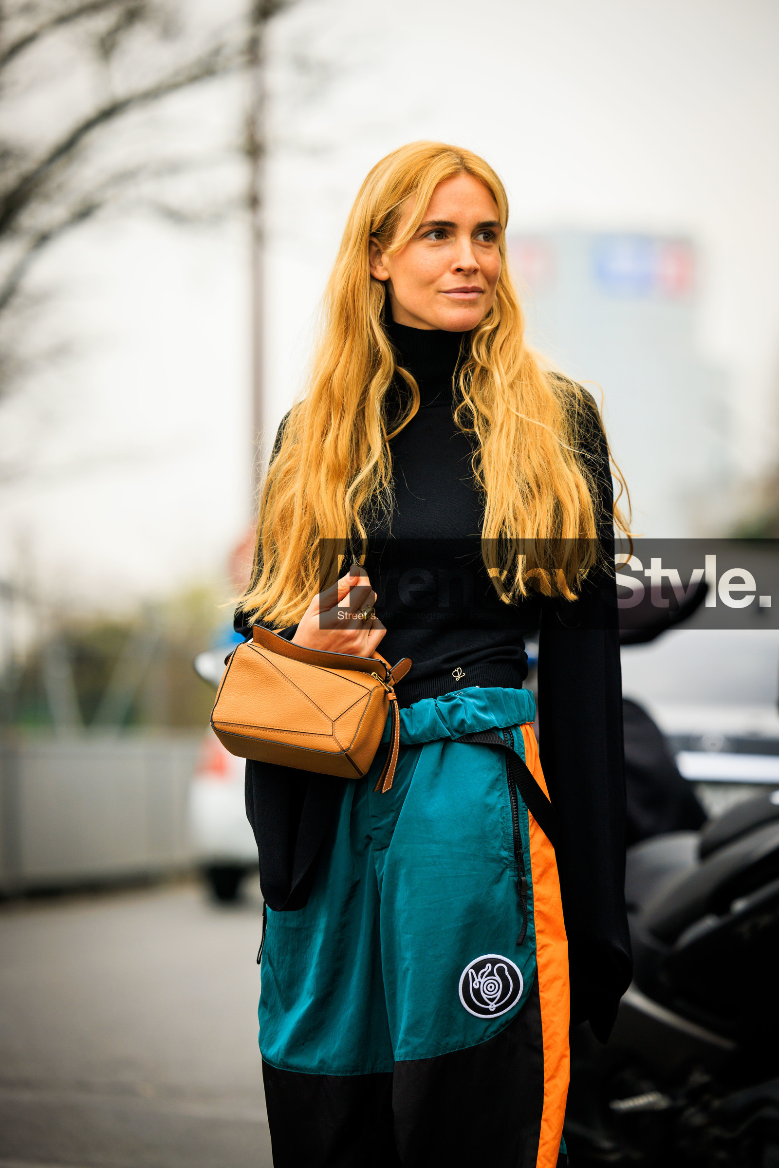 long hair, black top, turtle neck, loewe bag, brown baf, sport pants, blue trousers, loewe heels, black sandals, blanca miro scrimieri, street style, jonathan paciullo, FW, frenchystyle, fashion week, AUTUMN WINTER 2022-2023, FALL WINTER 2022_2023, FW 22-23, PFW, PARIS, vertical, detail