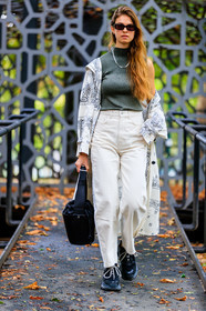 kaki top, knit top, knitwear, sleeveless top, white trench coat, white jacket, white jeans, long jacket, bandana printed jacket, bandana printed trenchcoat, cropped jeans, flare jeans, black sneackers, black leather bag, bucket bag, silvered necklace, printed trench coat, jacqueline zelwis, street style, jonathan paciullo, FW, frenchystyle, fashion week, MFW, MILAN, SPRING SUMMER 2021, SS 21, vertical, full length