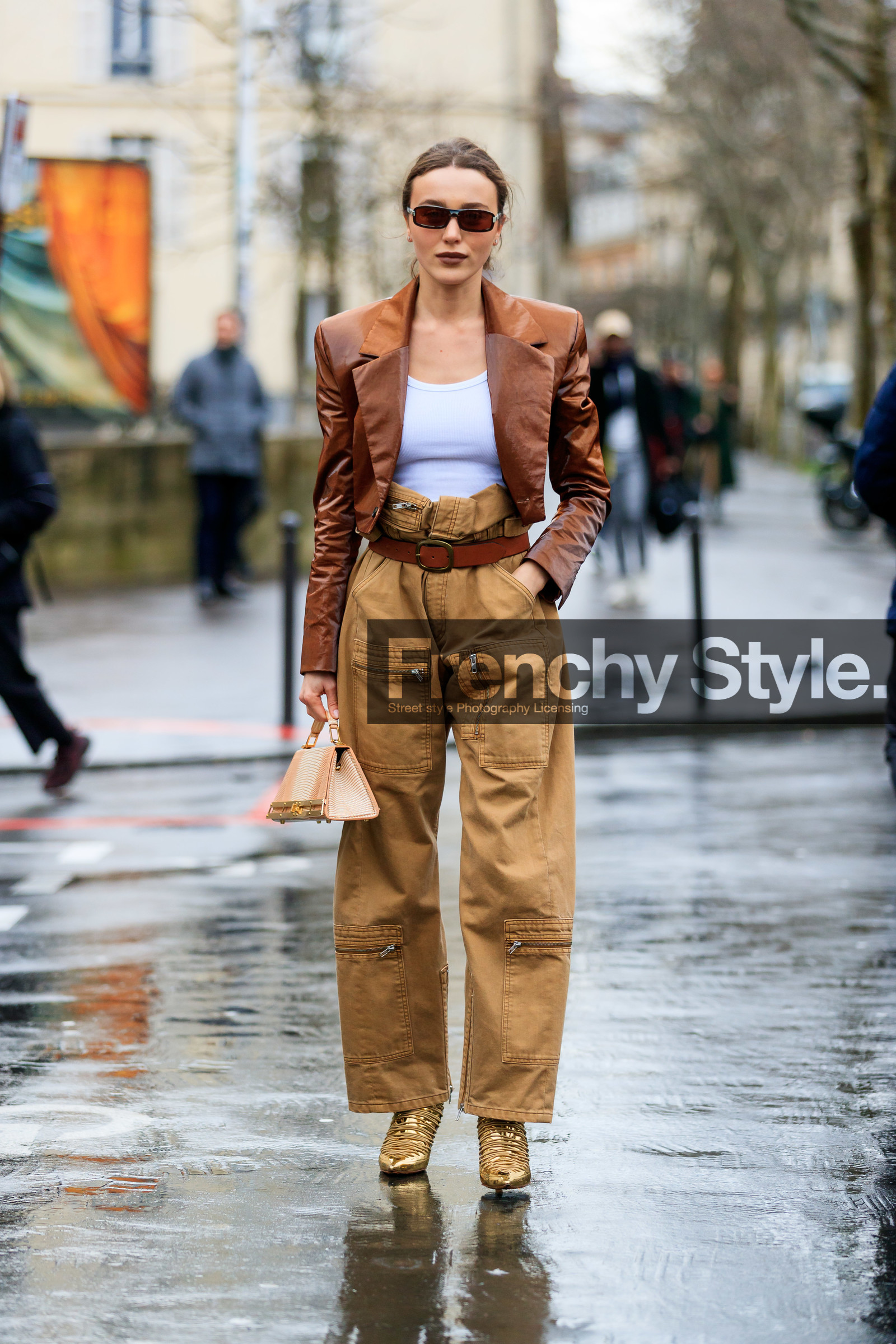 mary leest, brown jacket, vinyl jacket, brown vinyl jacket, tie and dye jacket, cropped jacket, white top, square shape glasses, small sunglasses, camel pants, camel leather belt, high waist pants, multi pocket pants, zipped pants, belted pants, nude leather bag, animal skin bag, mini bag, hand bag, golden boots, laced boots, sharp end boots, fashion week, frenchystyle, FW, jonathan paciullo, street style, PFW, PARIS, vertical, full length