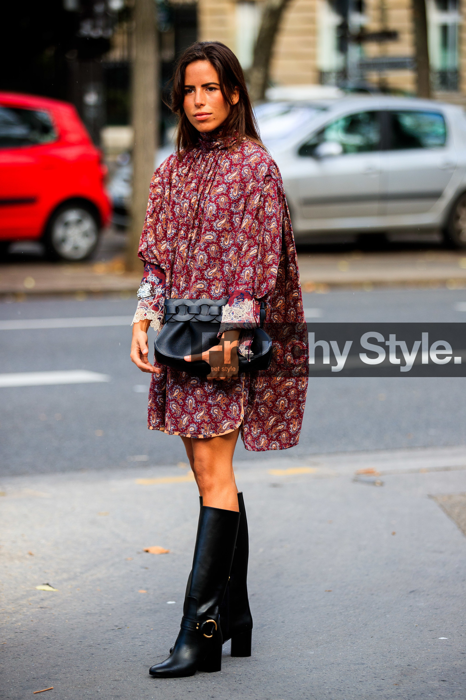 nina urgell cloquell, chloe bag, chloe dress, chloe look, chloe shoes, cachemere printed dress, burgundy dress, high collar dress, long sleeves dress, lace dress, lace sleeves, black leather boots, black leather clutch, high boots, fashion week, frenchystyle, FW, jonathan paciullo, street style, PFW, PARIS, SPRING SUMMER 2021, SS 21, vertical, full length