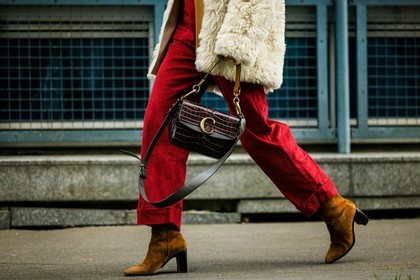 details, croco bag, chloe handbag, brown boots, red jumpsuit, street style, jonathan paciullo, FW, frenchystyle, fashion week, AUTUMN WINTER 2022-2023, FALL WINTER 2022_2023, FW 22-23, PFW, PARIS, horizontal, atmosphere details, detail