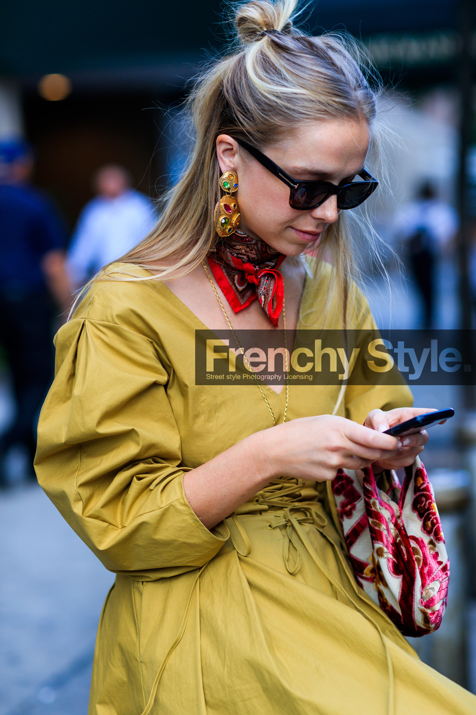 atmosphere details, brocard, chloe king, detail, earrings, fashion week, frenchystyle, FW, jonathan paciullo, leather bag, NEW YORK, NYFW, printed bag, red bag, red scarf, SPRING SUMMER 2018, SS 18, street style, sunglasses, vertical, yellow dress