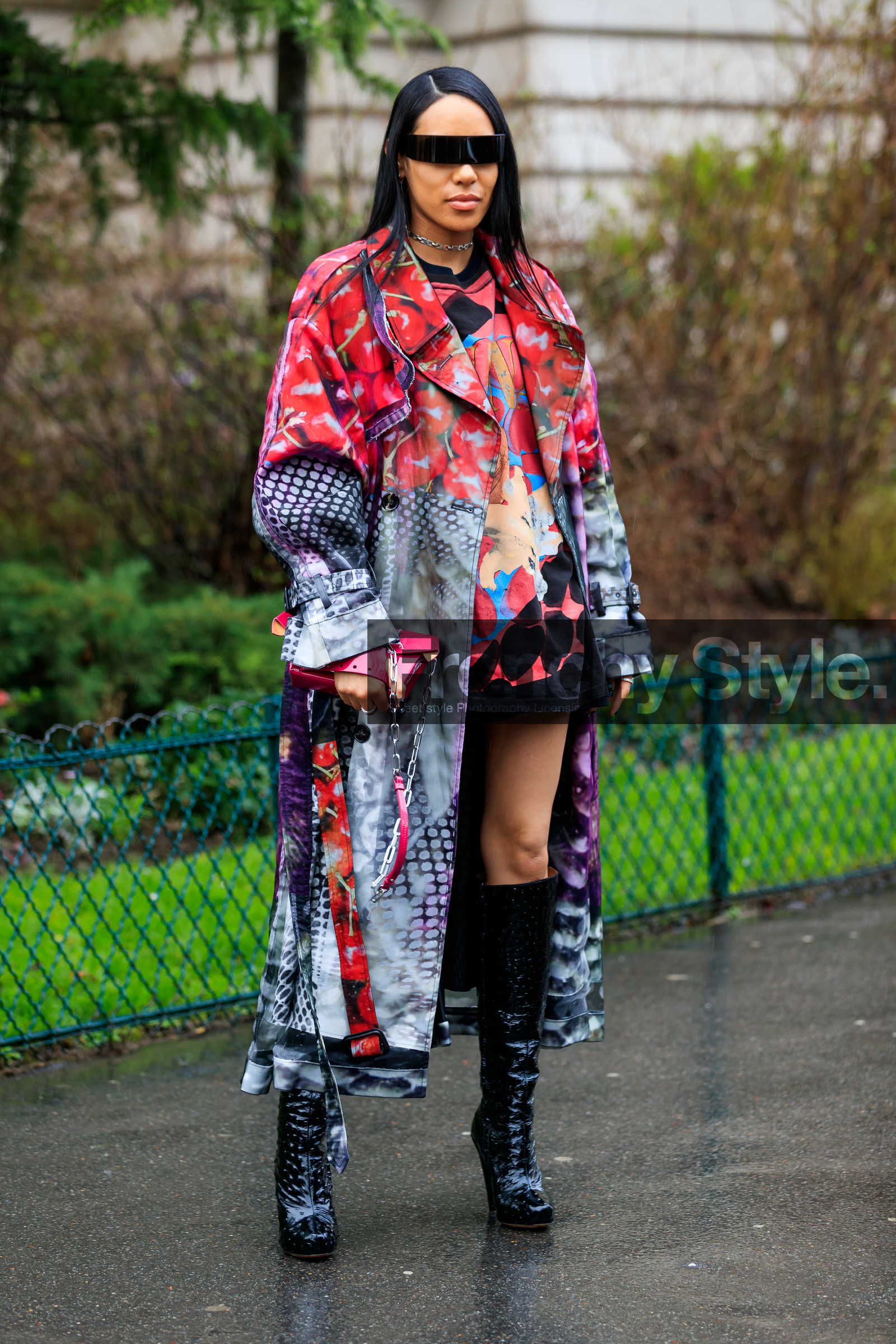aleali may, tie and dye trenchcoat, pink trench coat, blue trench coat, printed trench coat, multicolor trench coat, multicolor sweatshirt, sweatshirt dress, printed sweatshirt, black sunglasses, black sweatshirt, futurist shape sunglasses, black polish boots, high boots, high heels boots, animal skin boots, red polish bag, silvered chain strap bag, margiela bag, margiela boots, fashion week, frenchystyle, FW, jonathan paciullo, street style, PFW, PARIS, AUTUMN WINTER 2020-2021, FALL WINTER 2020-2021, FW 20-21, vertical, full length