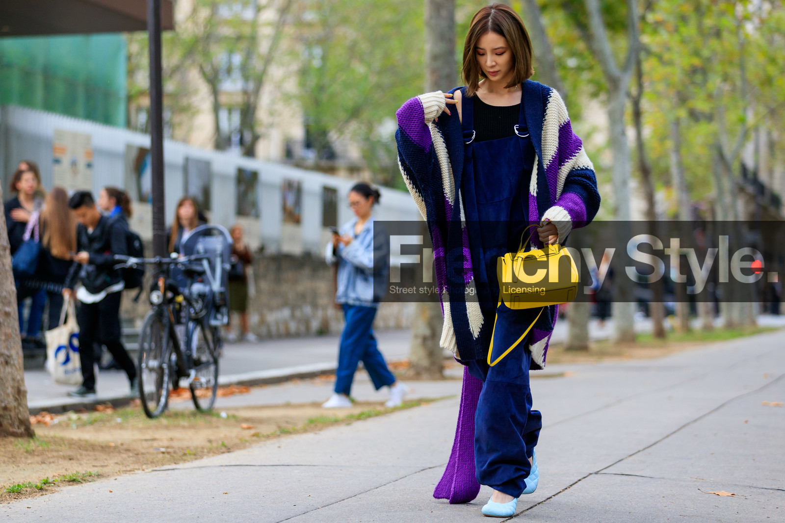 loewe bag, yellow leather bag, navy blue jumpsuit, suede jumpsuit, oversize cardigan, long cardigan, navy blue cardigan, purple cardigan, white cardigan, light blue leather shoes, quilted shoes, bottega veneta shoes, fashion week, frenchystyle, FW, jonathan paciullo, street style, SPRING SUMMER 2020, SS 20, PFW, PARIS, horizontal, full length