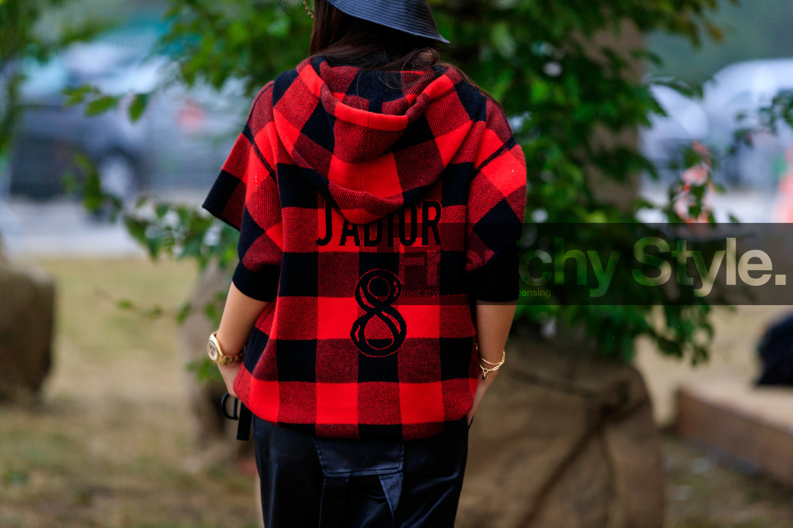back details, checked jacket, red jacket, black jacket, hoodie, dior pullover, dior jacket, fashion week, frenchystyle, FW, jonathan paciullo, street style, SPRING SUMMER 2020, SS 20, PFW, PARIS, horizontal, atmosphere details, detail