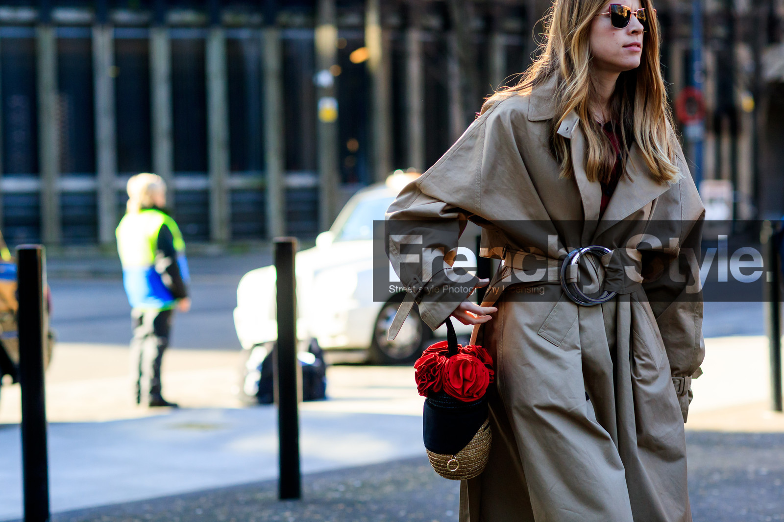 basket, beige coat, black bag, flowers, leather bag, oversize, sunglasses, trench coat, street style, jonathan paciullo, FW, frenchystyle, fashion week, LFW, LONDON, AUTUMN WINTER 2018-2019, AW 18-19, FALL WINTER 2018-2019, FW 18-19, horizontal, atmosphere details, detail, monica ainley