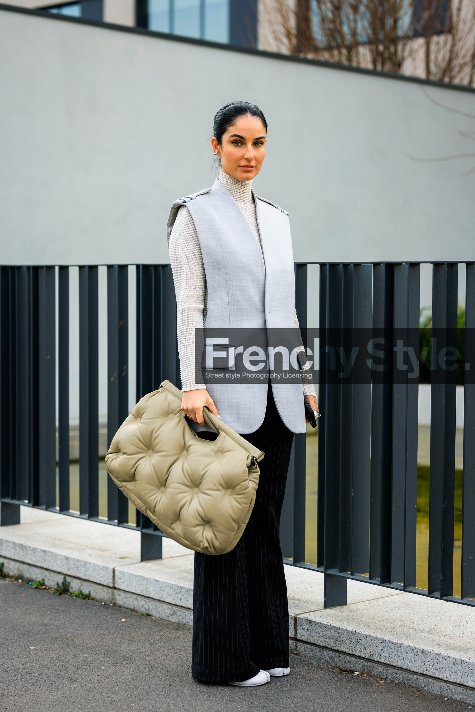 margiela pillow bag, puffe bag, kaki sleveless veste, knitted turtleneck, white turtleneck, black tights, white tabi, tabi shoes, maison margiela, fiona zanetti, street style, jonathan paciullo, FW, frenchystyle, fashion week, MFW, MILAN, FALL WINTER 2022_2023, AUTUMN WINTER 2022-2023, FW 22-23, vertical, full length