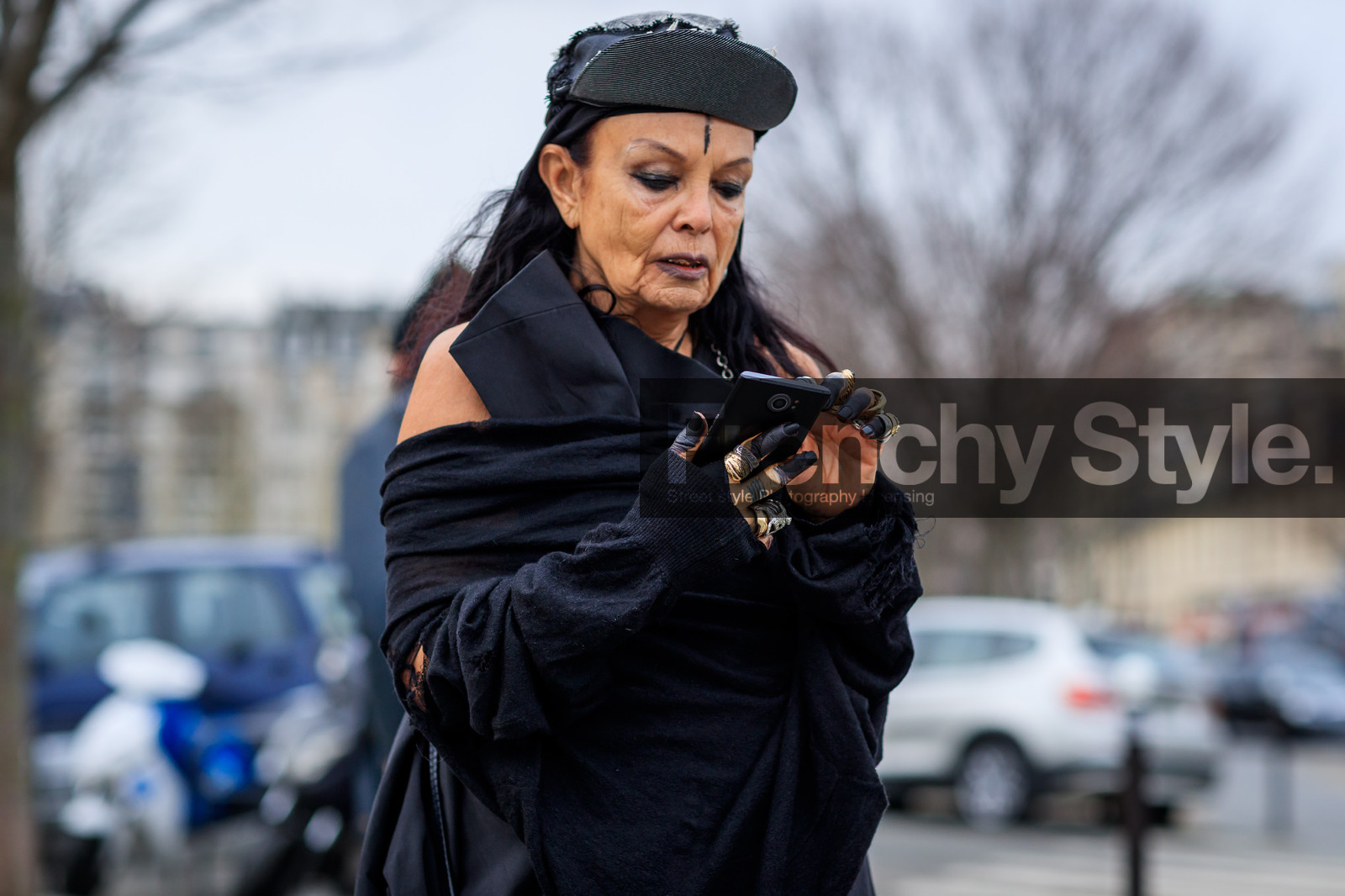 atmosphere details, AUTUMN WINTER 2017-2018, AW 17-18, black cap, black jacket, black sweater, detail, eyeliner, eyeshadow, FALL WINTER 2017-2018, fashion week, frenchystyle, FW, FW 17-18, horizontal, iphone, jonathan paciullo, PARIS, PFW, rings, street style, tone on tone, total look black
