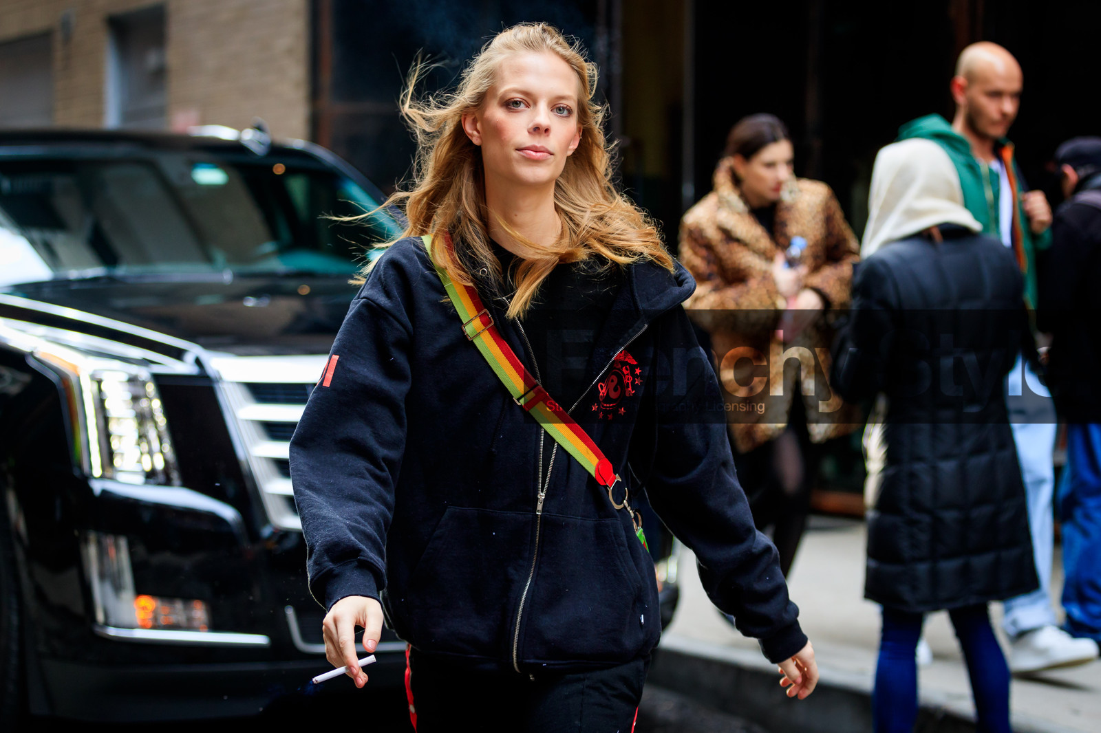 black pants, black sweater, hoodie, streetwear, sweatpants, trousers, street style, jonathan paciullo, FW, frenchystyle, fashion week, NYFW, NEW YORK, AUTUMN WINTER 2018-2019, AW 18-19, FALL WINTER 2018-2019, FW 18-19, atmosphere details, horizontal, detail, model, lexi boling