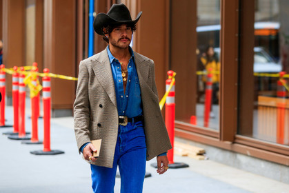beige jacket, denim, denim total look, denim shirt, cowboy belt, cowboy hat, cowboy look, multi necklace, golden necklace, charms necklace, fashion week, frenchystyle, FW, jonathan paciullo, street style, NYFW, NEW YORK, AUTUMN WINTER 2020-2021, FALL WINTER 2020-2021, FW 20-21, horizontal, atmosphere details, detail