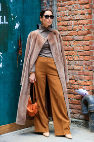 geraldine boublil, fur coat, long coat, brown coat, beige coat, beige pullover, camel pants, turtleneck pullover, high waist pants, flare pants, camel leather bag, camel suede bag, fashion week, frenchystyle, FW, jonathan paciullo, street style, FALL WINTER 2020-2021, AUTUMN WINTER 2020-2021, FW 20-21, vertical, full length, NYFW, NEW YORK