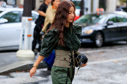 kaki shirt, kaki pants, military look, ruffle shirt, carrot pants, miu miu shirt, miu miu look, miu miu belt, miu miu pants, checked belt, beige belt, laced belt, corset belt, multi pocket pants, round shape sunglasses, metalic frame sunglasses, golden watch, rolex watch, PARIS, PFW, SPRING SUMMER 2020, SS 20, fashion week, frenchystyle, FW, jonathan paciullo, street style, horizontal, atmosphere details, detail