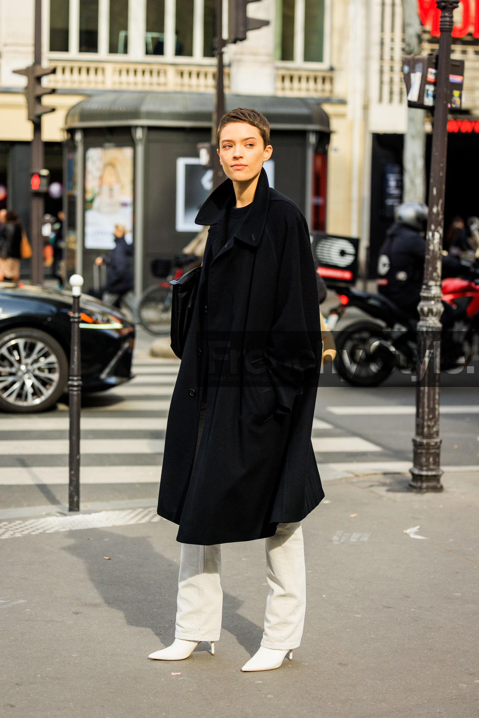 black coat, white trousers, short hair, white boots, heeled boots, model, fashion week, frenchystyle, FW, jonathan paciullo, street style, AUTUMN WINTER 2022-2023, FALL WINTER 2022_2023, FW 22-23, PFW, PARIS, vertical, full length, flared coat