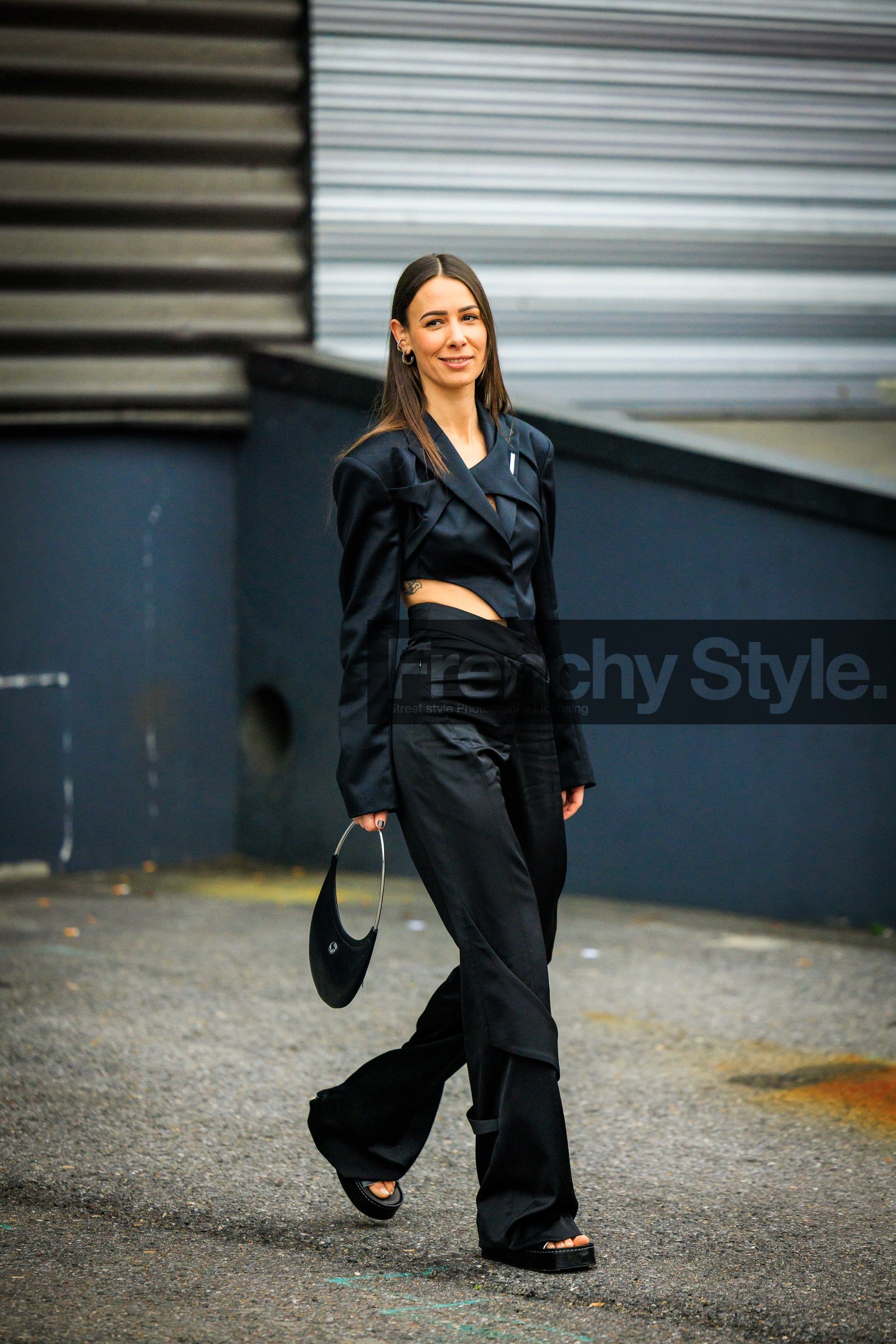 assymetric suit, black suit, cut out suit, black sandals, black handbag, coperni, alice & j.s, alice barbier, street style, jonathan paciullo, FW, frenchystyle, fashion week, AUTUMN WINTER 2022-2023, FALL WINTER 2022_2023, FW 22-23, PFW, PARIS, full length, vertical