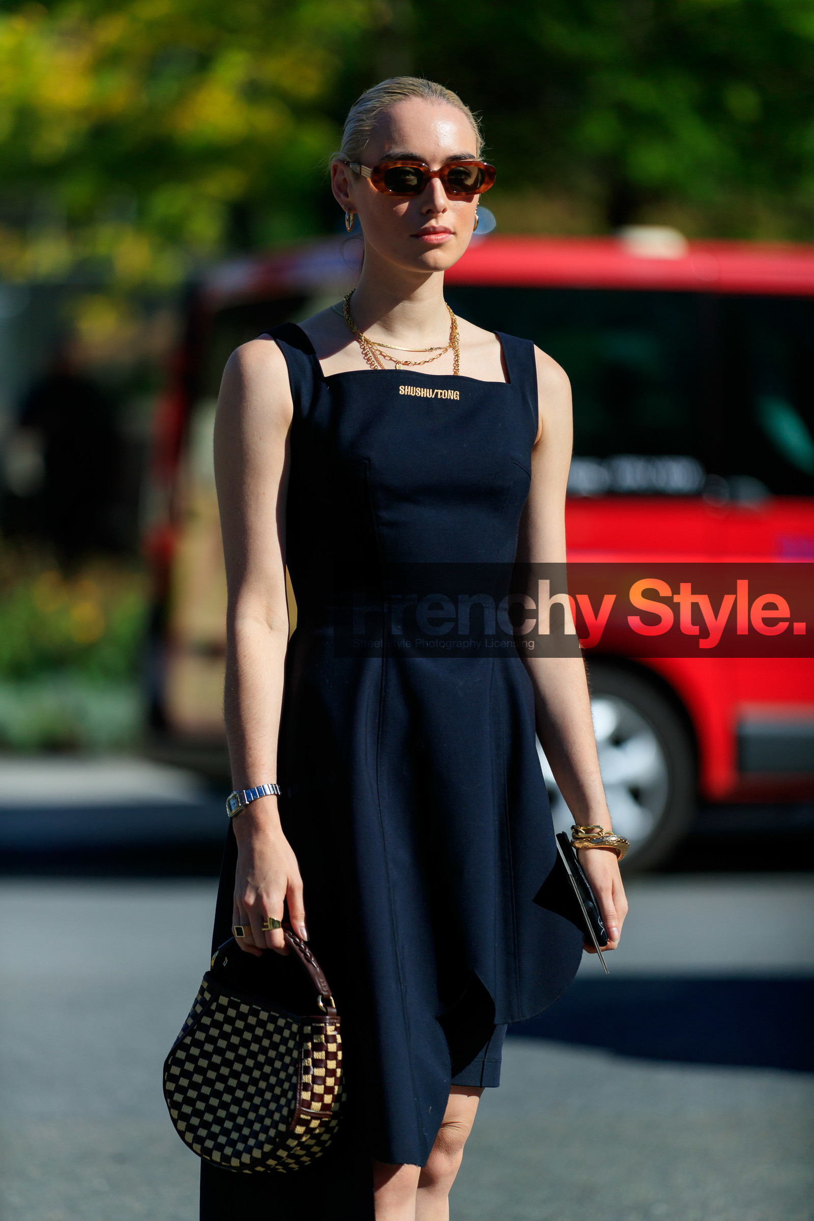 flora macdonald johnston, asymmetrical dress, black dress, sleeveless dress, cartier watch, panthere cartier watch, silver and golden watch, hand bag, plaited bag, beige and brown bag, brown scale sunglasses, hoop earrings, golden earrings, chain necklace, multi necklace, golden bracelet, fashion week, frenchystyle, FW, jonathan paciullo, street style, vertical, detail, atmosphere details