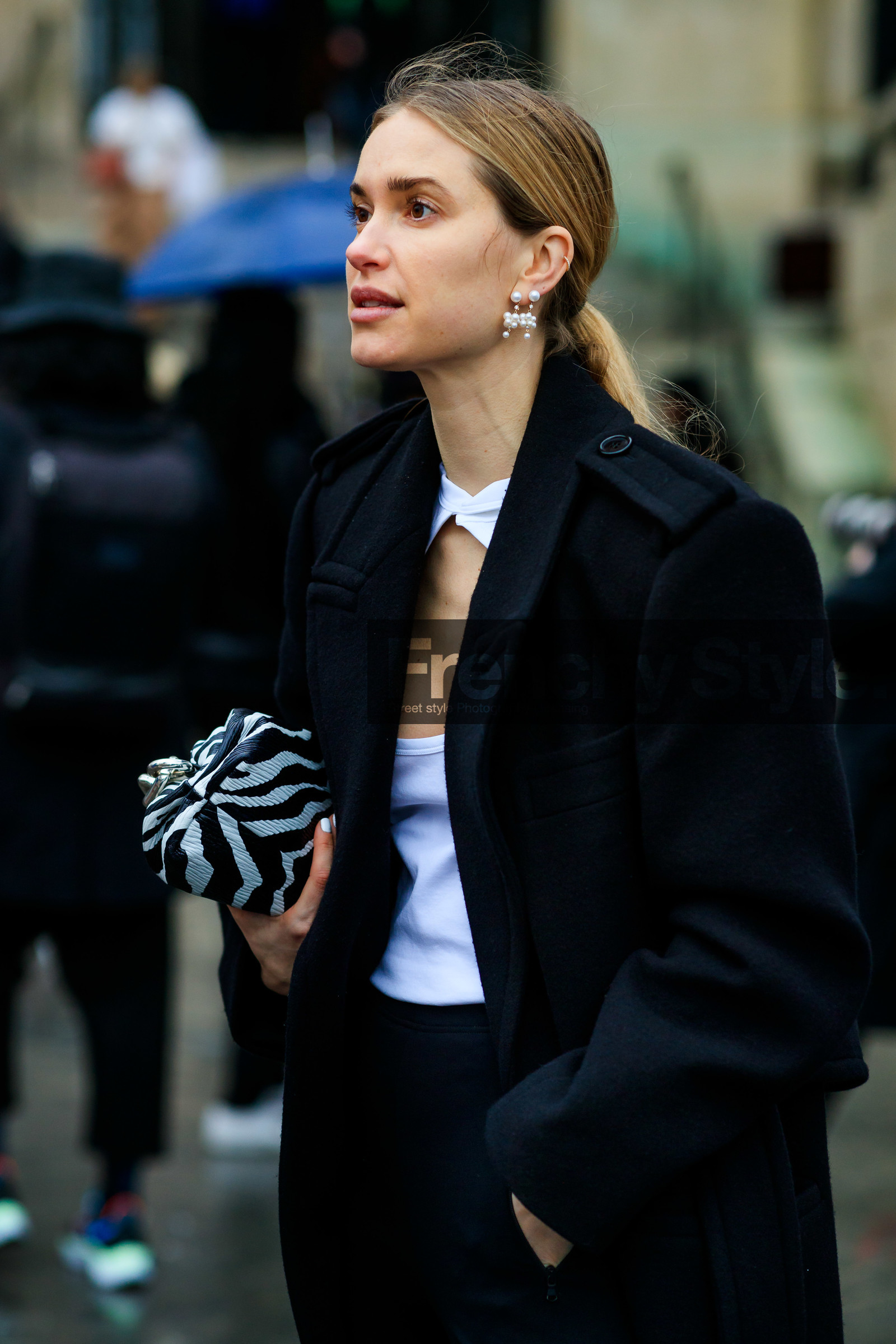 pernille teisbaek, chloe top, black coat, black leather bag, white leather bag, white top, openwork top, low necked top, pearl earrings, dangling earrings, zebra bag, bottega veneta bag, animal printed bag, striped bag, fashion week, frenchystyle, FW, jonathan paciullo, street style, PFW, PARIS, AUTUMN WINTER 2020-2021, FALL WINTER 2020-2021, FW 20-21, vertical, atmosphere details, detail