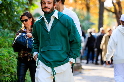 green hoodie, green sweatshirt, sportswear, white shirt, green top, high collar top, lacoste jacket, lacoste pullover, lacoste sweatshirt, lacoste total look, lacoste top, lacoste shirt, PARIS, PFW, SPRING SUMMER 2020, SS 20, fashion week, frenchystyle, FW, jonathan paciullo, street style, horizontal, atmosphere details, detail